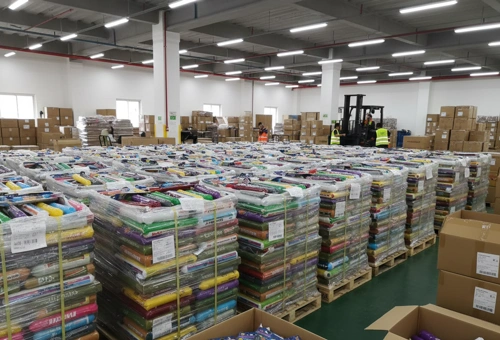 balon tepuk suporter dalam proses packing untuk pengiriman di bogor