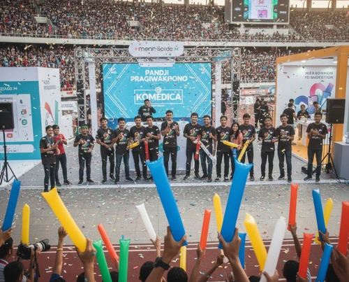 penggunaan balon tepuk untuk memeriahkan acara brand activation di depok