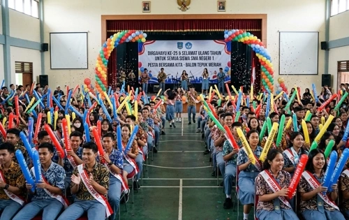 siswa sekolah menggunakan balon tepuk di acara ulang tahun sekolah