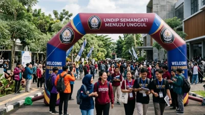 Event kampus di Tembalang dengan balon gate custom identitas universitas