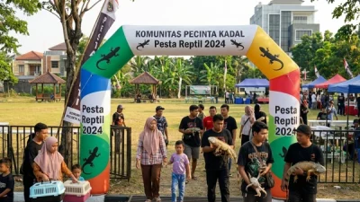 Acara komunitas dengan balon gate sebagai pintu masuk