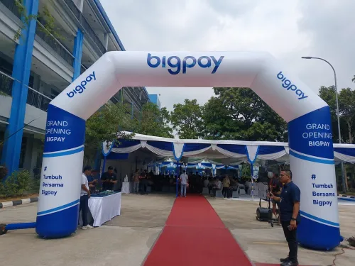 Balon gate premium Big Boss Balon dipasang di fashion brand launching Bandung dengan custom design dan printing berkualitas